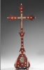 Cruz franciscana en raíz de olivo y nácar en pirograbado, siglo XVIII, circa1740