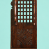 Confesionario portátil español del siglo XVIII en madera maciza de castaño, mueble litúrgico antiguo restaurado