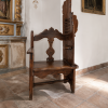 Confesionario portátil español del siglo XVIII en madera maciza de castaño, mueble litúrgico antiguo restaurado