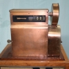 Caja registradora española para pesetas, principios del siglo XX, restaurada y cobrizada con mueble expositor original