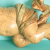Putto barroco español de gran tamaño, tallado en madera de pino y policromado a mano, realizado durante el siglo XVIII