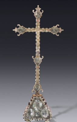 Cruz franciscana en raíz de olivo y nácar en pirograbado, siglo XVIII, circa1740