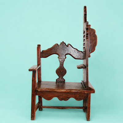 Confesionario portátil español del siglo XVIII en madera maciza de castaño, mueble litúrgico antiguo restaurado