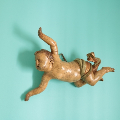 Putto barroco español de gran tamaño, tallado en madera de pino y policromado a mano, realizado durante el siglo XVIII