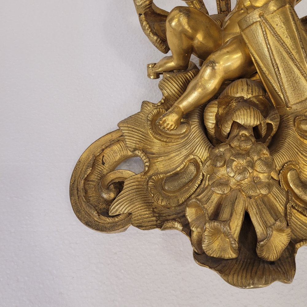 Escultura de pared, “Querubín tocando el tambor”, ormolú, Napoleón III, finales del s. XIX, Francia