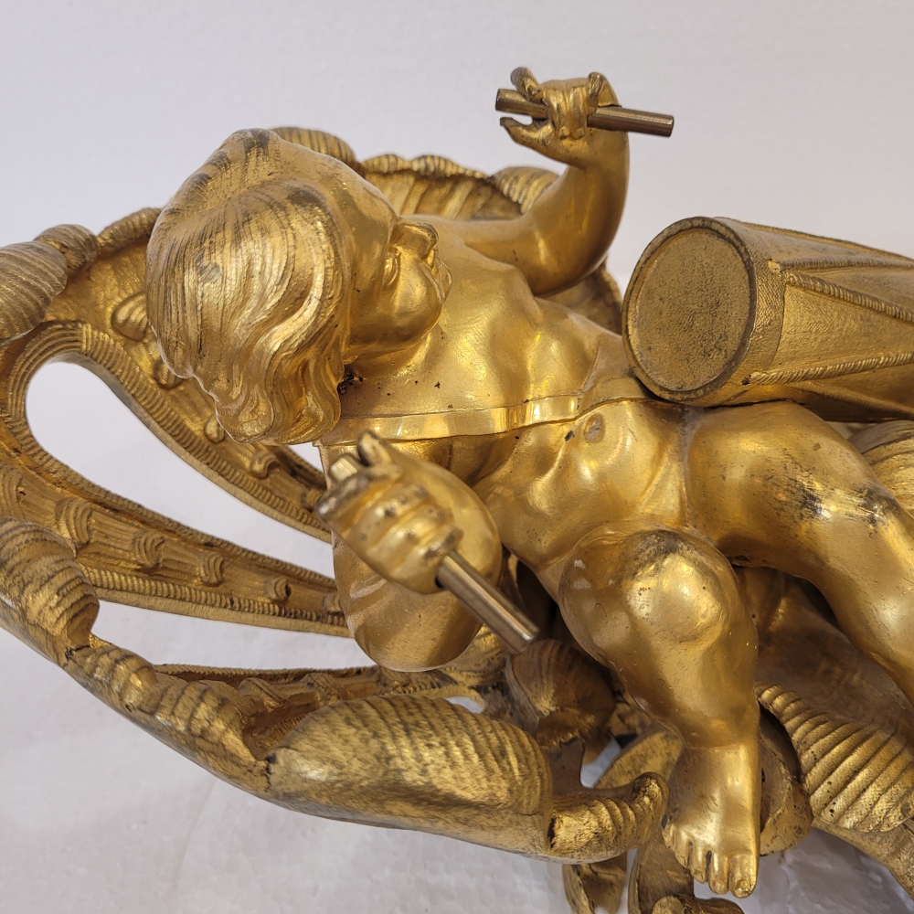 Escultura de pared, “Querubín tocando el tambor”, ormolú, Napoleón III, finales del s. XIX, Francia