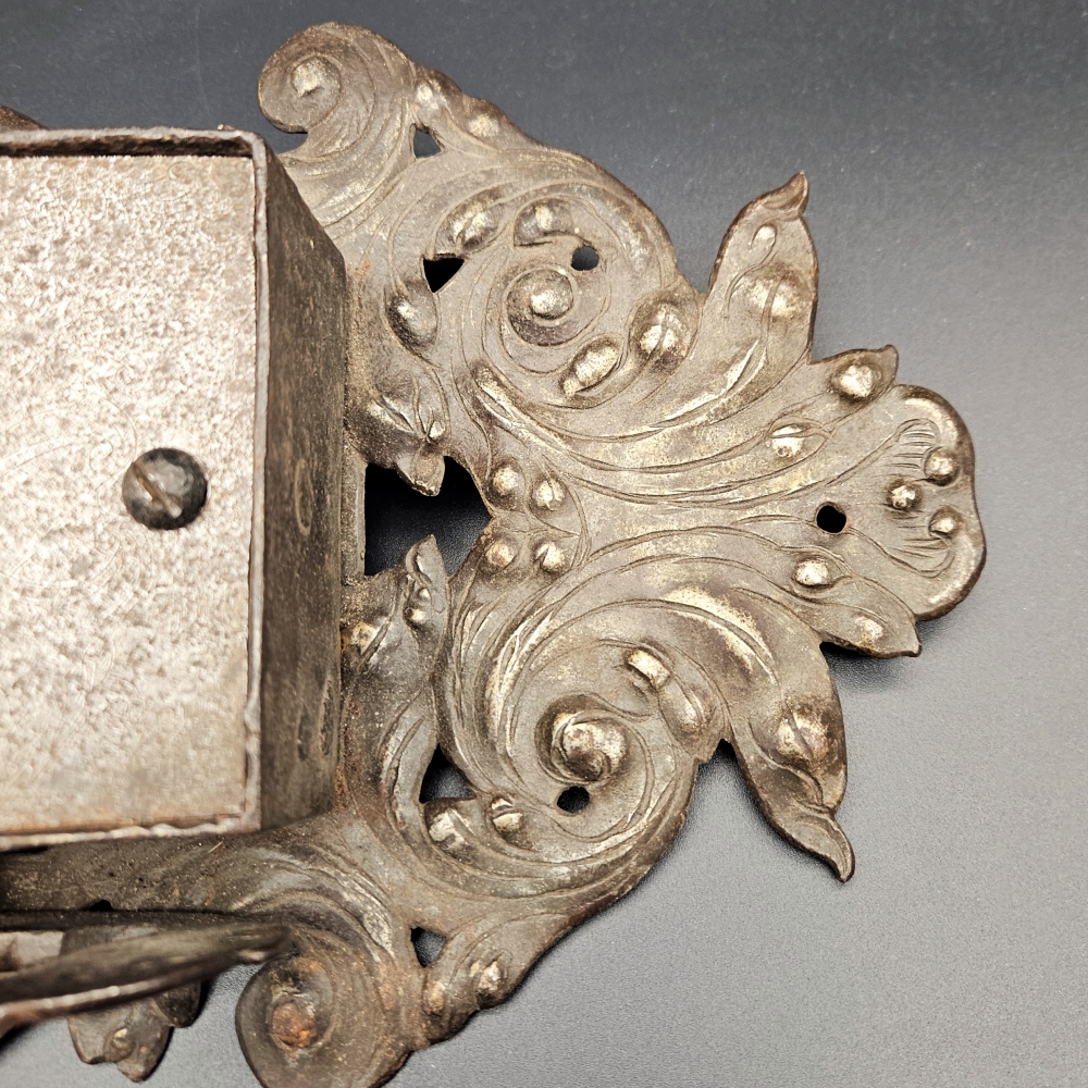 Cerradura de puerta / armario barroca original de 1740