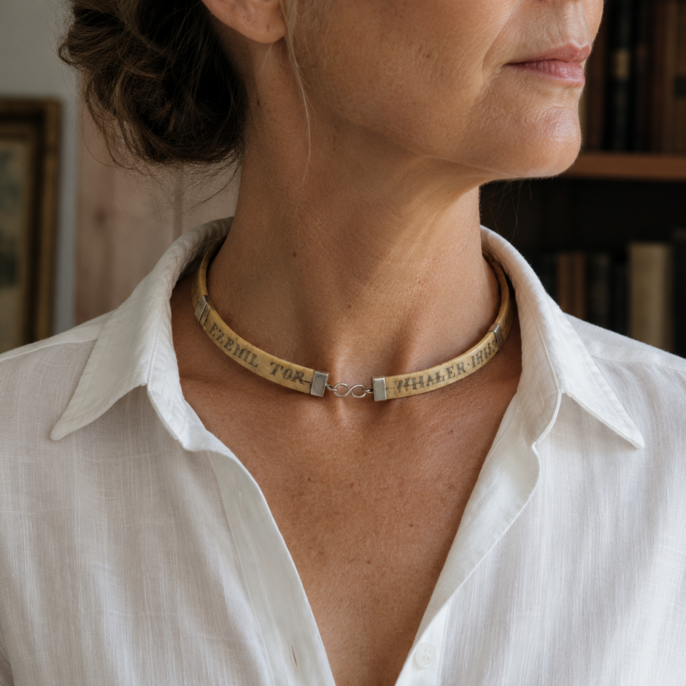 Collar scrimshaw en hueso de ballena “Whaler Iris”, siglo XIX
