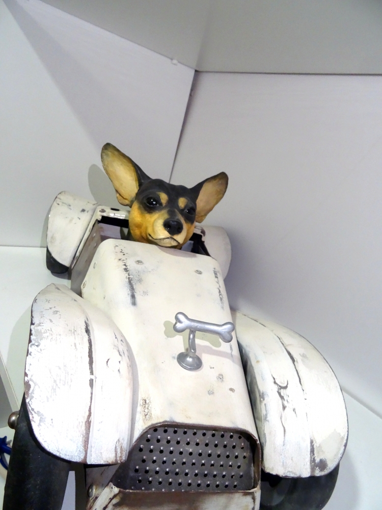 Lluis Roig, escultura figurativa perro chihuahua montado en coche de carreras