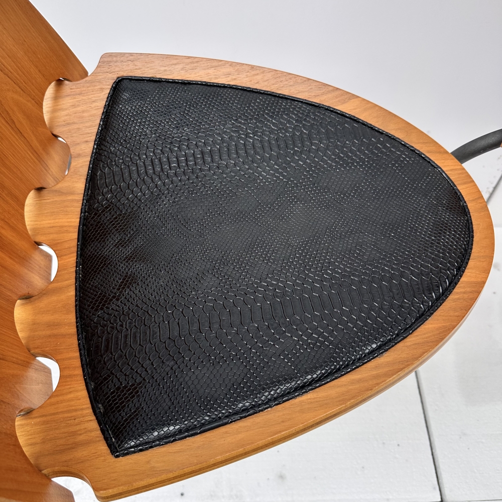 Juego de 6 sillas «A6», Joseph-André Motte para Steiner, madera y cuero, 2000’s, Francia