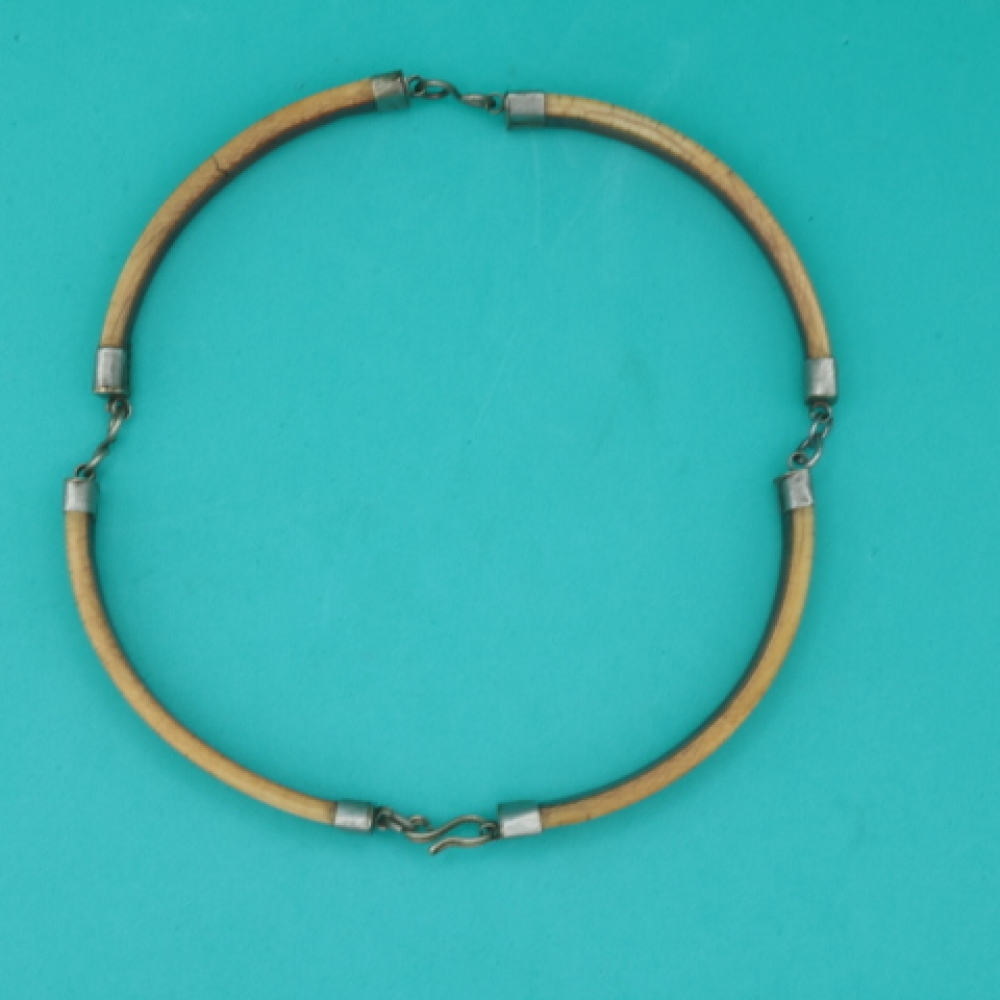 Collar scrimshaw en hueso de ballena “Whaler Iris”, siglo XIX