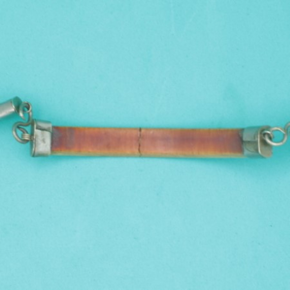 Collar scrimshaw en hueso de ballena “Whaler Iris”, siglo XIX