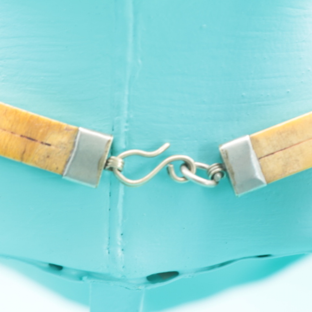 Collar scrimshaw en hueso de ballena “Whaler Iris”, siglo XIX