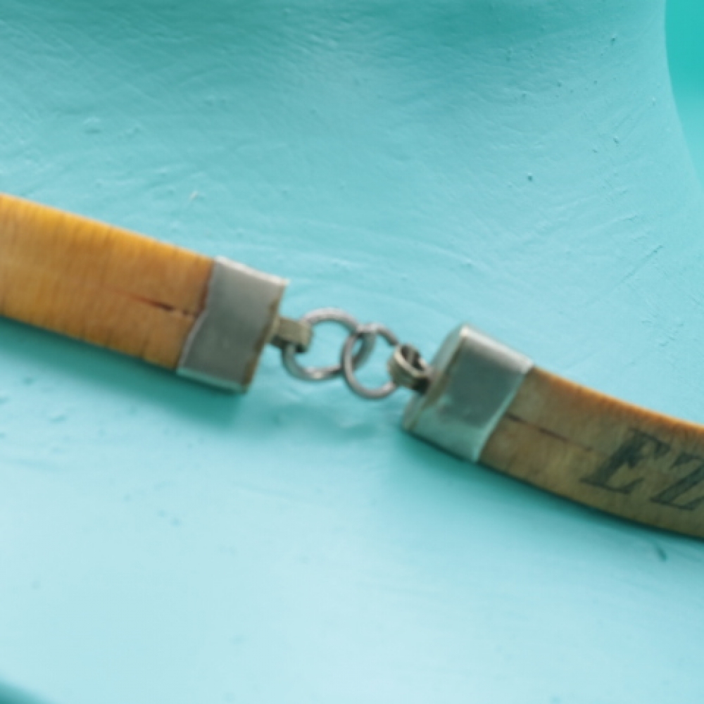 Collar scrimshaw en hueso de ballena “Whaler Iris”, siglo XIX