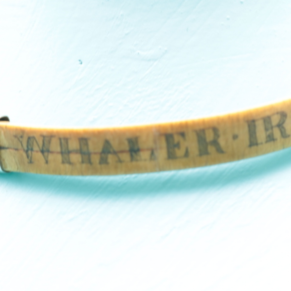 Collar scrimshaw en hueso de ballena “Whaler Iris”, siglo XIX