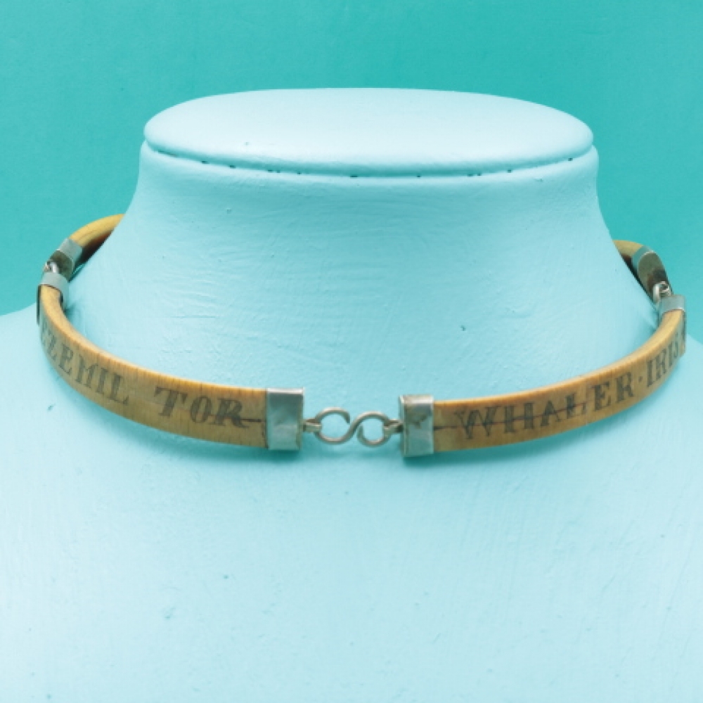 Collar scrimshaw en hueso de ballena “Whaler Iris”, siglo XIX