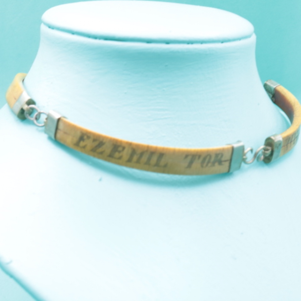 Collar scrimshaw en hueso de ballena “Whaler Iris”, siglo XIX