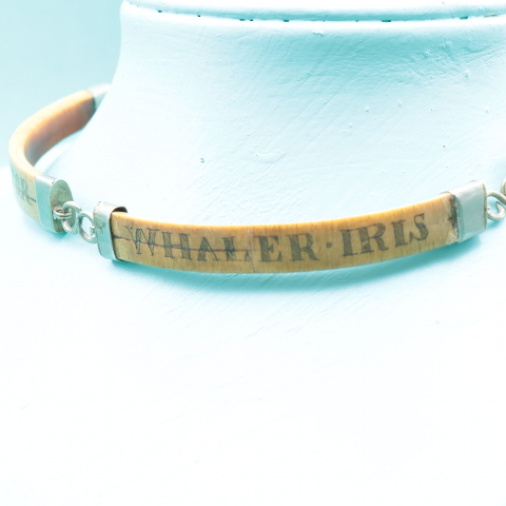 Collar scrimshaw en hueso de ballena “Whaler Iris”, siglo XIX