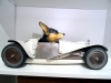 Lluis Roig, escultura figurativa perro chihuahua montado en coche de carreras