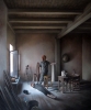 Pintura contemporánea, óleo y pan de plata, Jesús Herrera con escena arquitectura interior, cámara