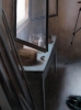 Pintura contemporánea, óleo y pan de plata, Jesús Herrera con escena arquitectura interior, cámara
