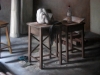 Pintura contemporánea, óleo y pan de plata, Jesús Herrera con escena arquitectura interior, cámara