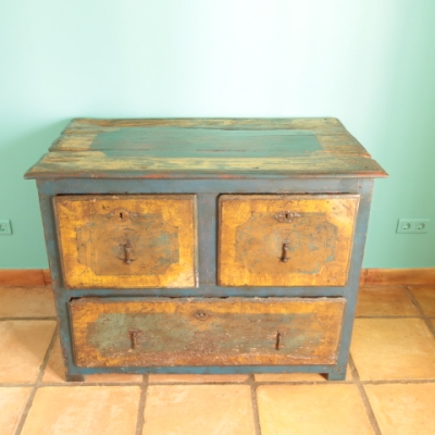 Cajonera antigua policromada de castaño, norte de España, circa 1820–1850