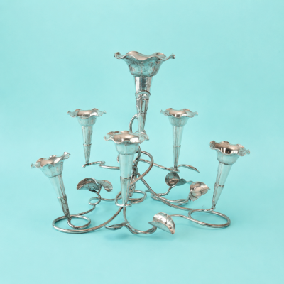 Epergne Art Nouveau inglés en EPNS, Cattell & Fuller, Registered Design 1903, completo con siete floreros