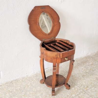 Antiguo costurero con cajón y espejo, 1850 - 1880