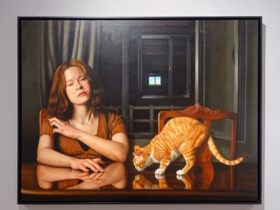 Pintura hiperrealista con escena interior de mujer con gato