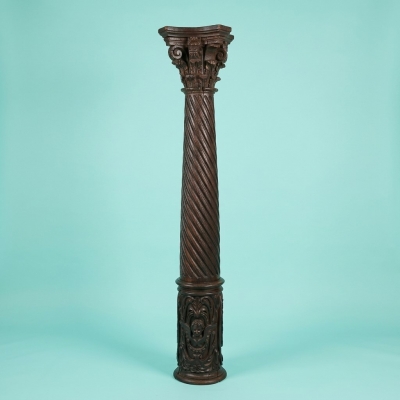 Pedestal barroco de roble tallado con querubín, siglo XVIII