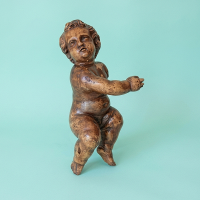 Escultura de putto o querubín en nogal, siglo XVIII