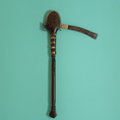 Hacha ceremonial Senufo en madera, hierro y latón, Costa de Marfil, finales s. XIX / principios s. XX