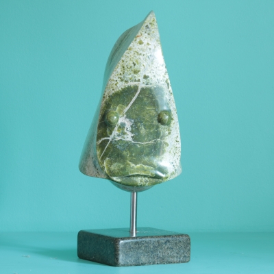 Hidalgo Adams, Peixe, 2000, escultura brasileña en mármol verde firmada