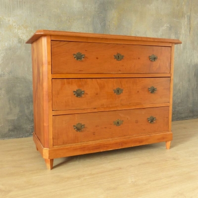 Cómoda Biedermeier con tres cajones en muy buen estado, 1820 - 1850