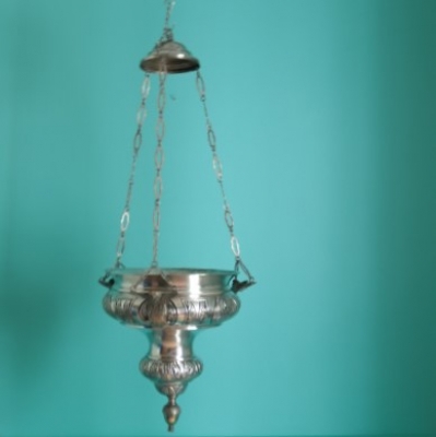 Lámpara votiva de santuario antigua en metal plateado con querubines, c. 1880-1910