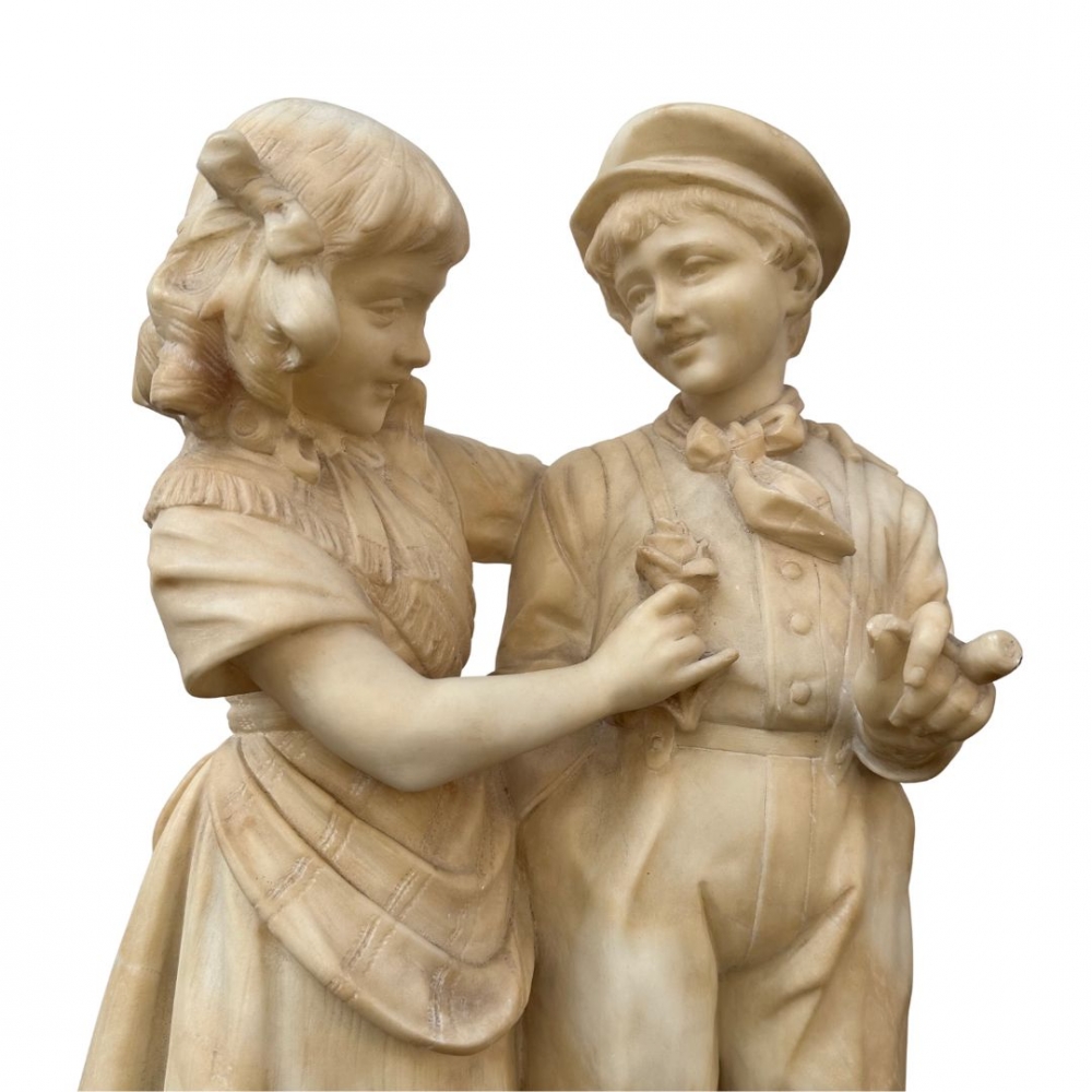 Escultura “Pareja infantil”, alabastro, firmada Eugenio Battiglia, finales del siglo XIX, Italia
