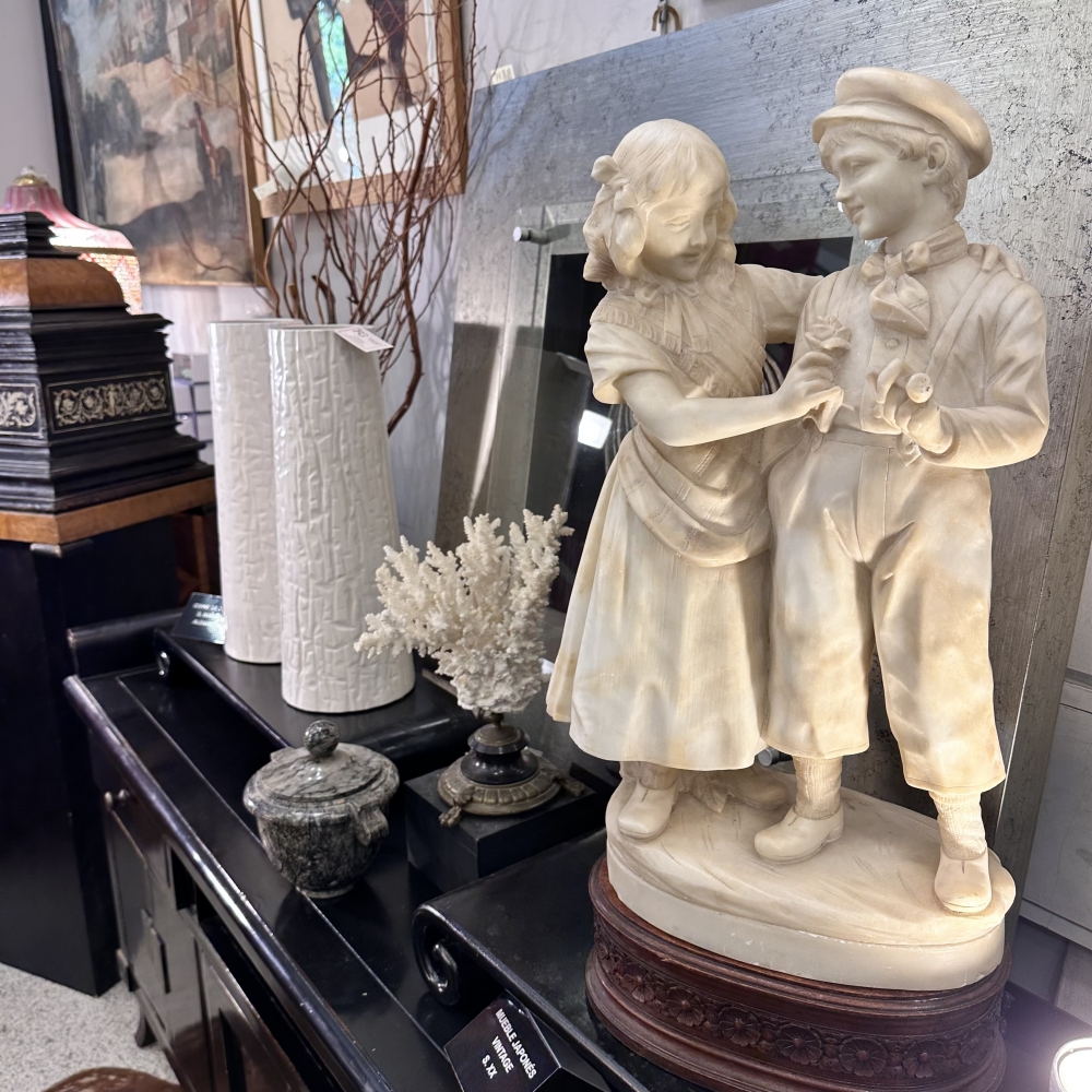 Escultura “Pareja infantil”, alabastro, firmada Eugenio Battiglia, finales del siglo XIX, Italia