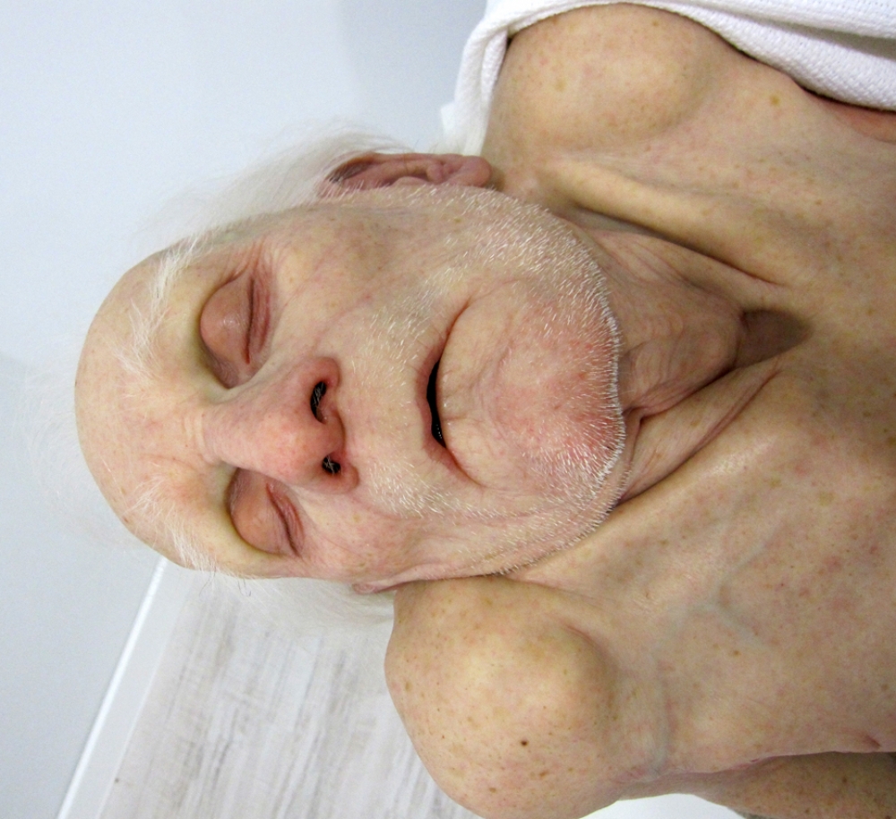 Escultura hiperrealista piedad contemporánea desnudo, Sam Jinks
