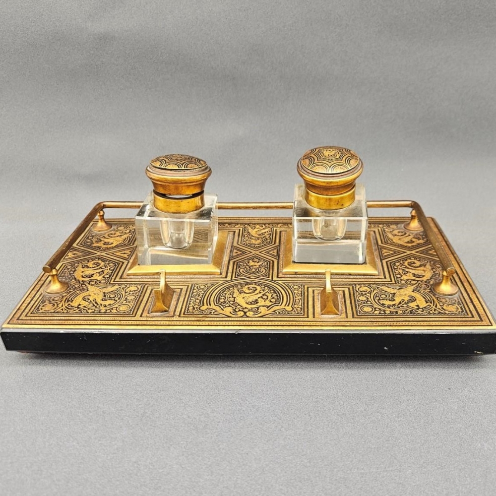 Tintero de la época victoriana con marquetería Boulle en madera ebonizada y latón, 1840 - 1900