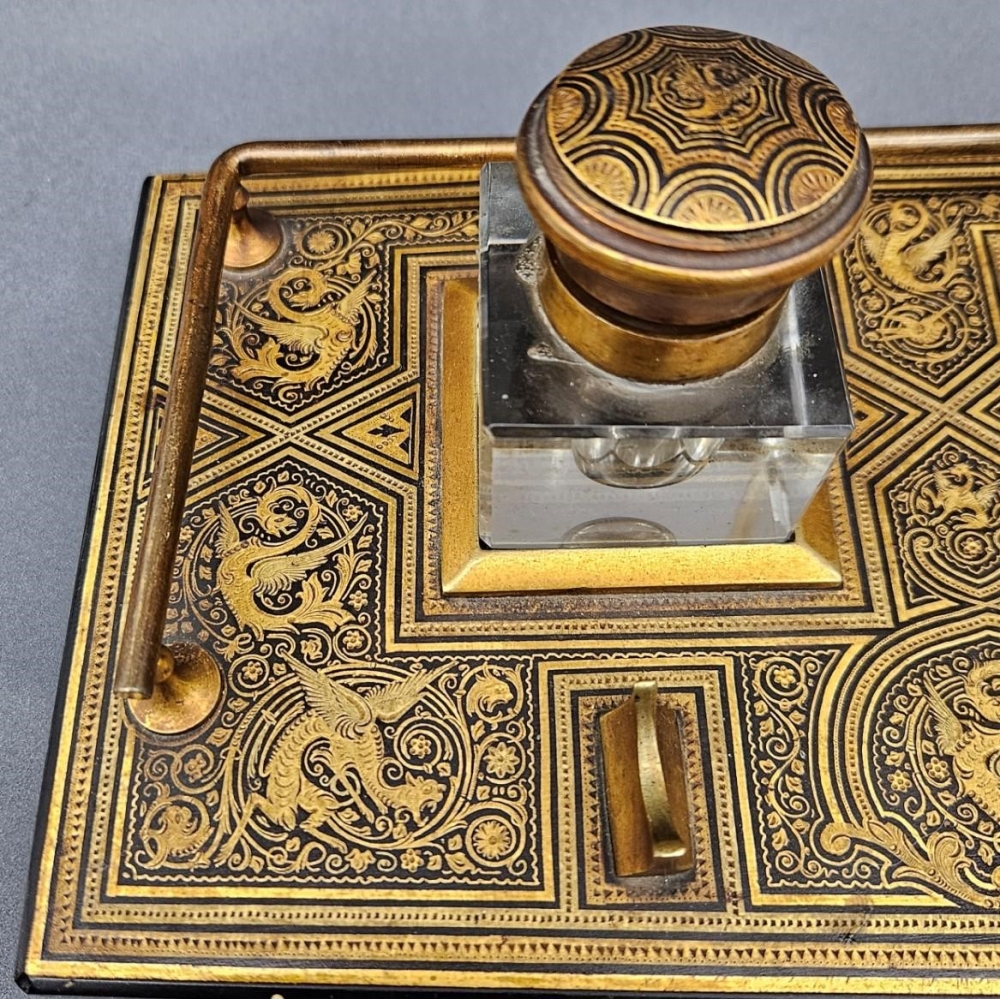Tintero de la época victoriana con marquetería Boulle en madera ebonizada y latón, 1840 - 1900