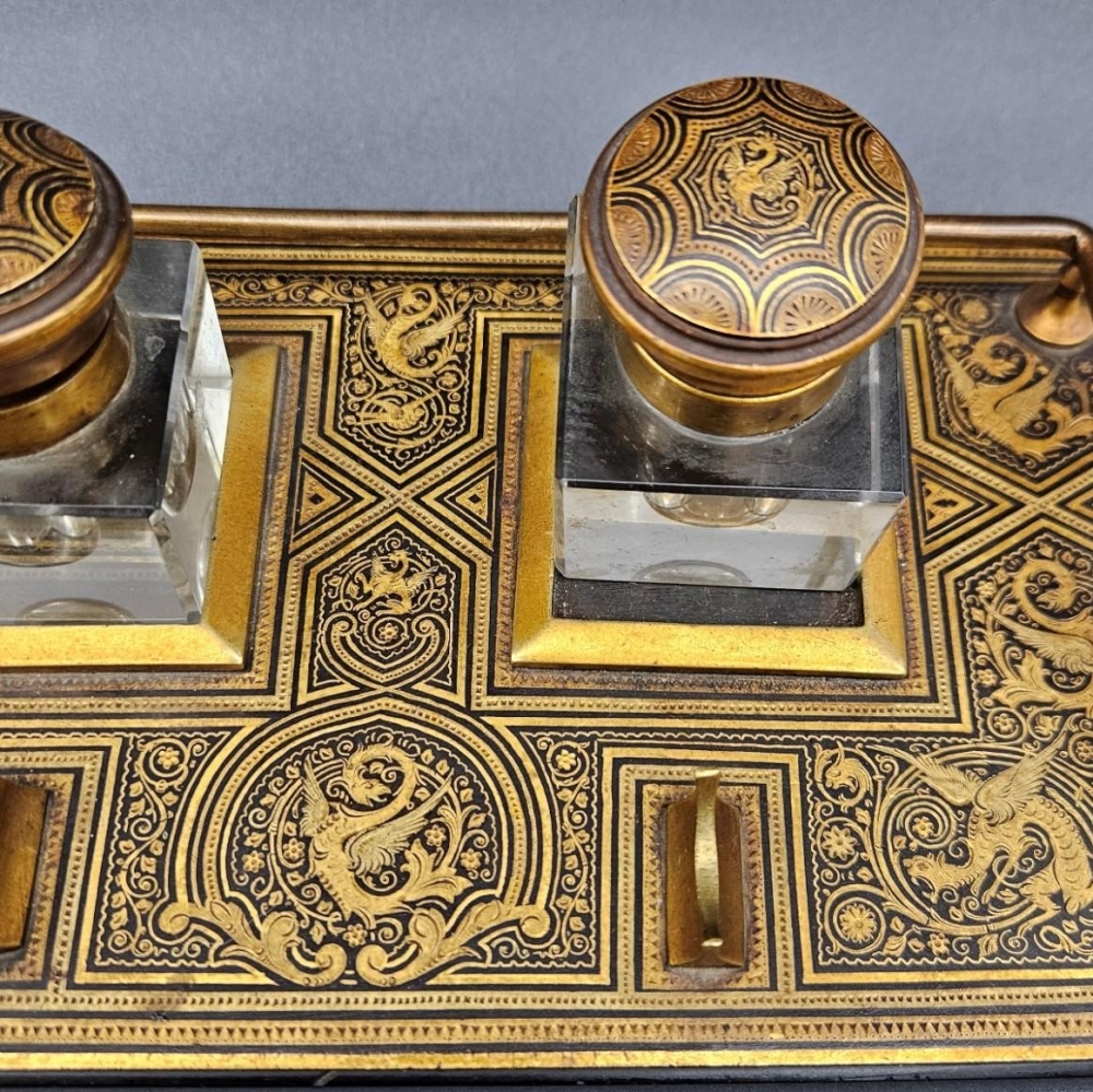 Tintero de la época victoriana con marquetería Boulle en madera ebonizada y latón, 1840 - 1900
