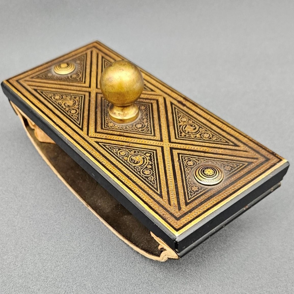 Tintero de la época victoriana con marquetería Boulle en madera ebonizada y latón, 1840 - 1900