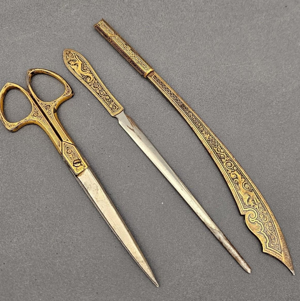 Tintero de la época victoriana con marquetería Boulle en madera ebonizada y latón, 1840 - 1900