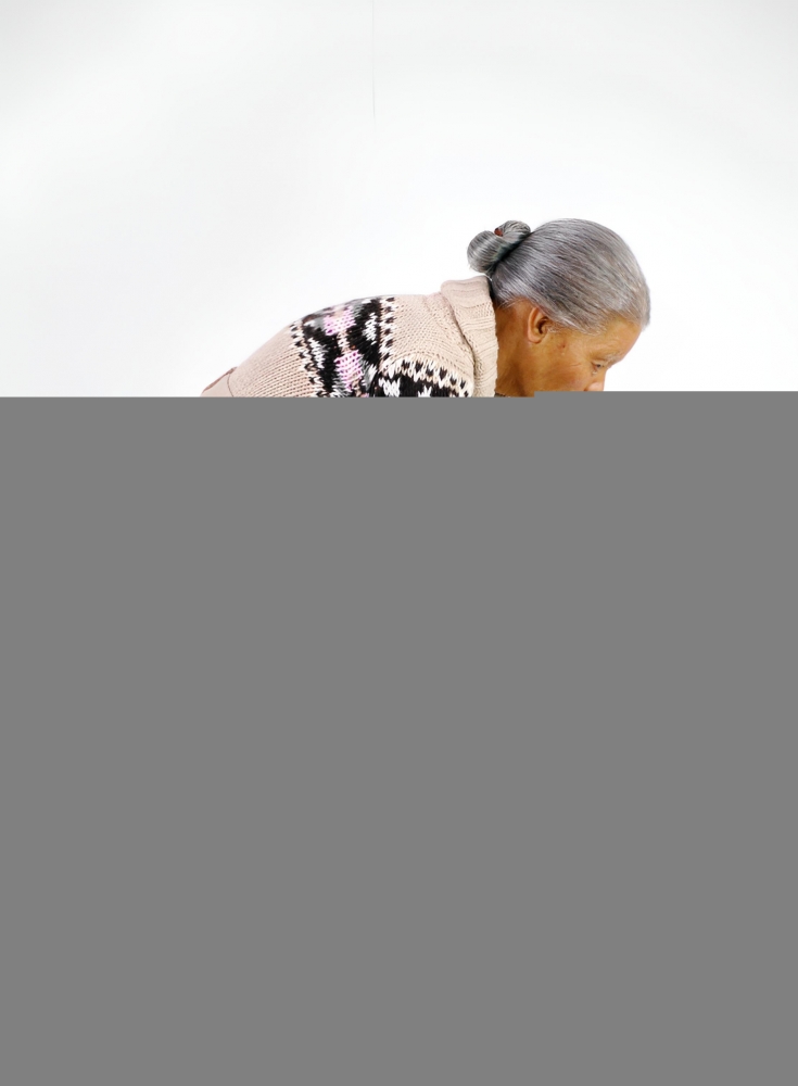 Jackie K. Seo, escultura hiperrealista, anciana caminando, 2009