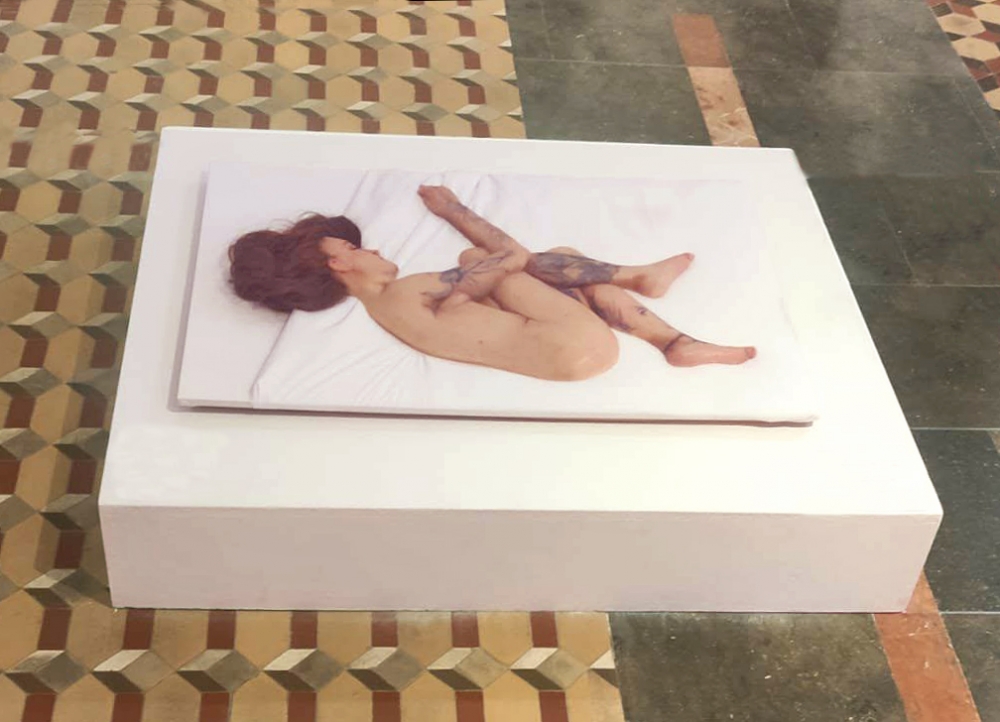 Juan Piza, escultura hiperrealista de pared, mujer desnuda durmiendo, 2004
