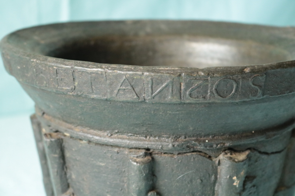 Mortero monumental español de bronce fechado en 1738 con mano de hierro