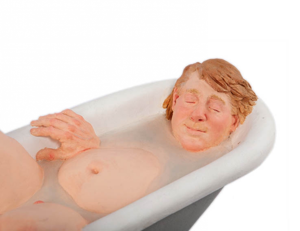 Andrew Benyei, escultura contemporánea, hombre en bañera, 2009