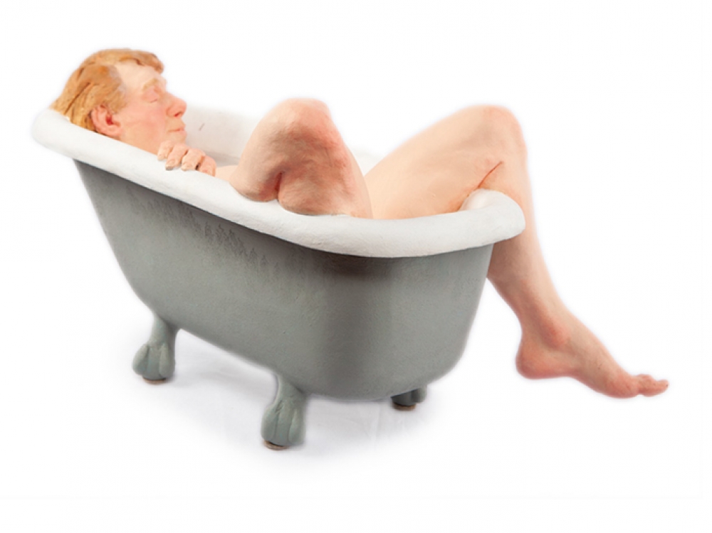 Andrew Benyei, escultura contemporánea, hombre en bañera, 2009