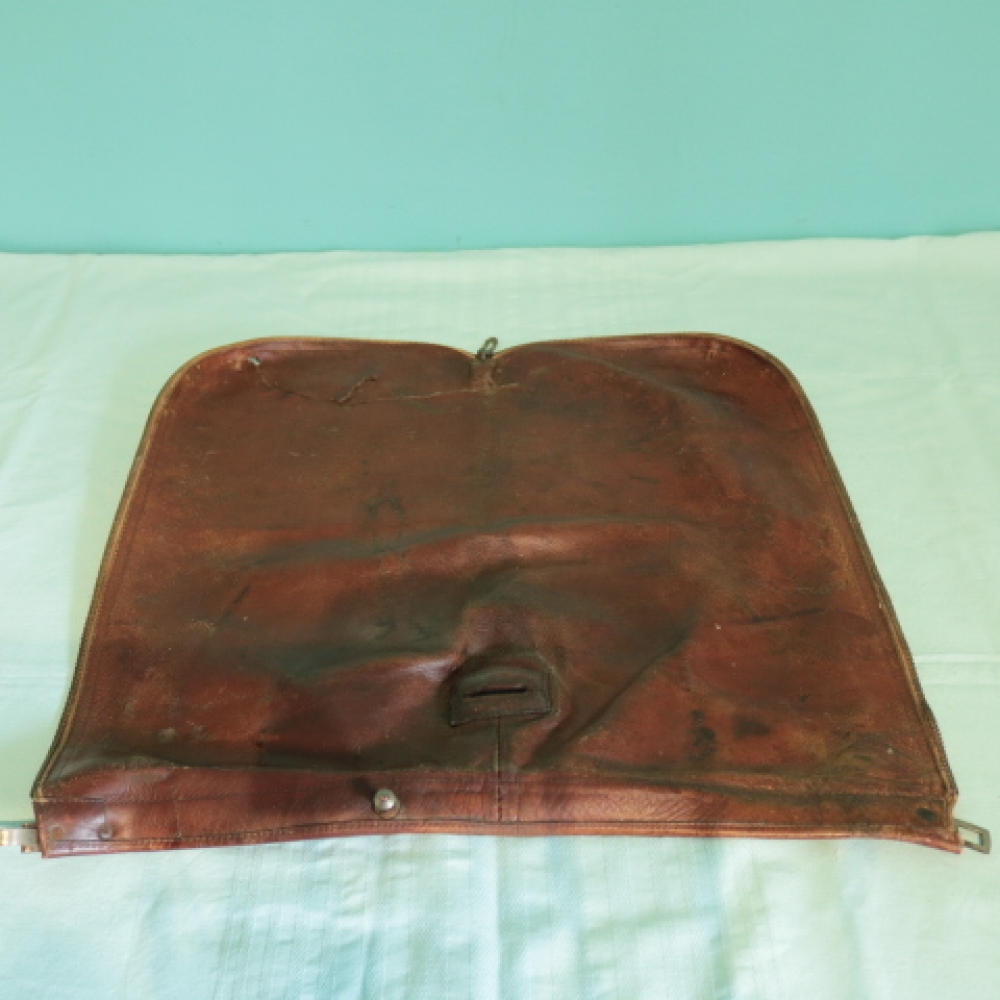 Conjunto antiguo de golf Hickory con bolsa de cuero, ca. 1900